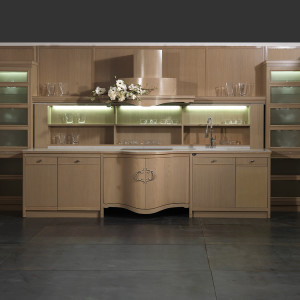 modello fortuny, cucine d'angeli, mobili d'angeli, camino fortuna, dispensa con inserti in pelle, cucina in legno, pensile motorizzato, anta curva centrale, maniglia fortuny